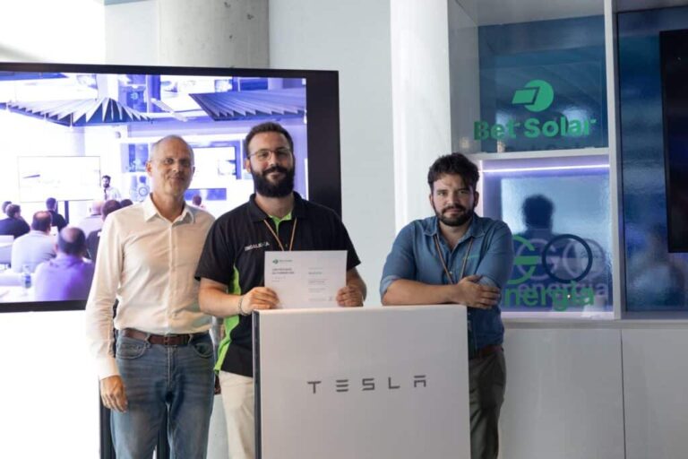 Tesla se alía con Incalexa para instalar baterías inteligentes en toda España