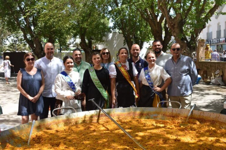 Éxito de la paella en honor a los ausentes en el colegio Colón