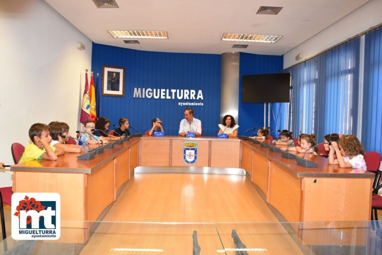 Una visita al Ayuntamiento de Miguelturra realizaron los niños y niñas que participan en el Aula y la Escuela de Verano