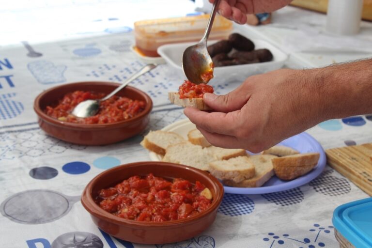 Gastronomía manchega en su máxima expresión: asadillo en la Feria de Alcázar de San Juan