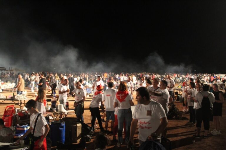 Miles de personas se reúnen en la XXXVI Noche Popular de Gachas Manchegas