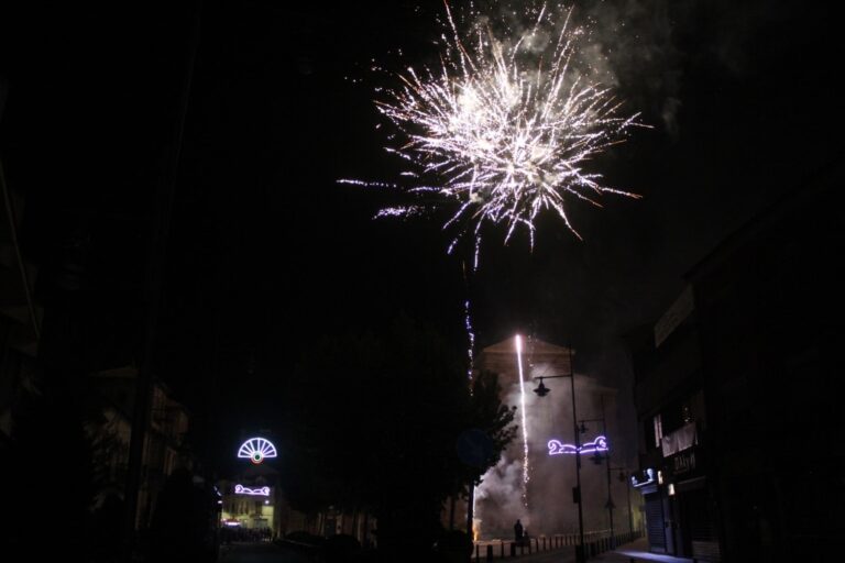 El cielo se ilumina sobre Santa Quiteria con los fuegos artificiales en honor a la Virgen del Rosario