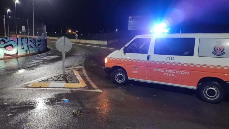 Tormenta provocada por la DANA derriba vallas y obliga al cierre de la Avenida Adolfo Suárez en Alcázar de San Juan