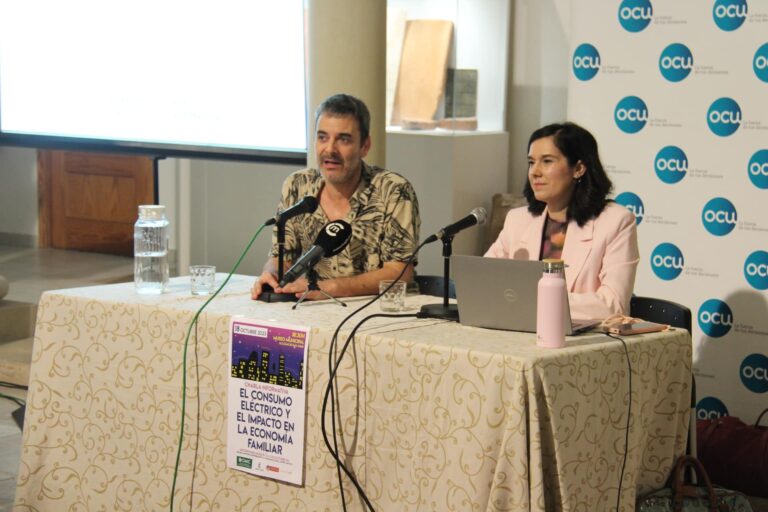 Celebrada la Charla informativa “El consumo eléctrico y el impacto en la economía familiar”, organizada por la OMIC