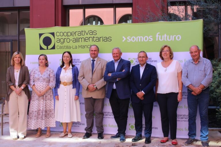 El consejero de Agricultura visita al Consejo Rector de Cooperativas Agro-Alimentarias junto con Rosa Melchor