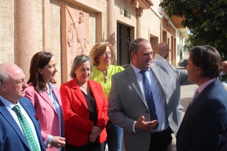 El consejero de Agricultura Julián Martínez visita las instalaciones de la Denominación de Origen La Mancha
