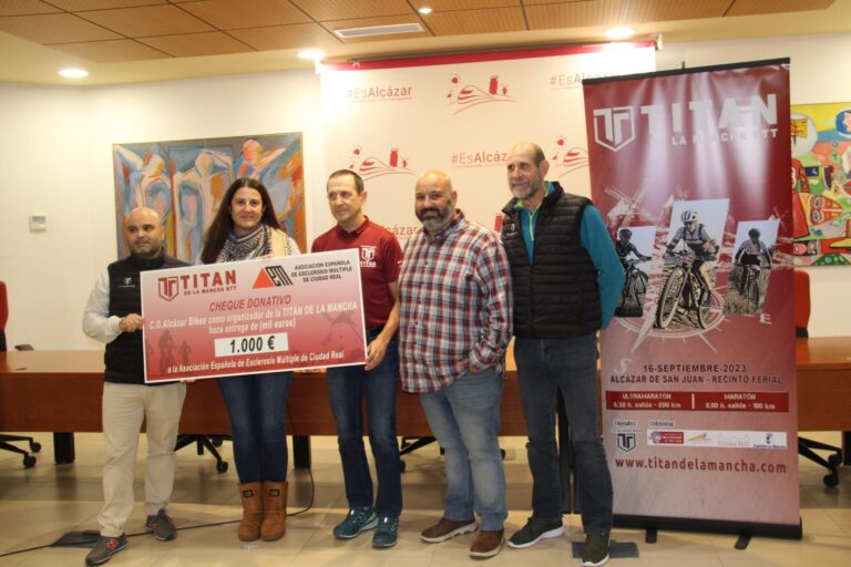 El CD Alcázar Bikes hace entrega de un cheque solidario de 1.000 euros a la Asociación de Esclerosis Múltiple de la localidad