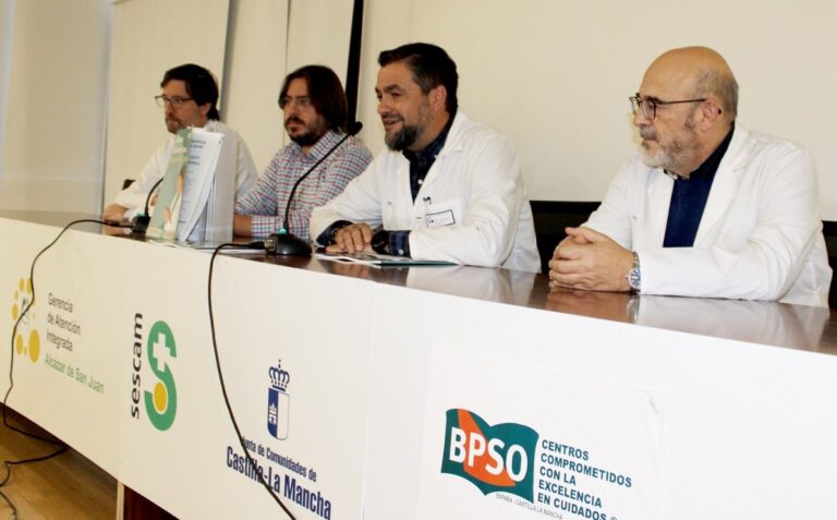 La Gerencia de Alcázar de San Juan presenta ante un centenar de profesionales la primera edición de su revista ‘Actas Científicas’