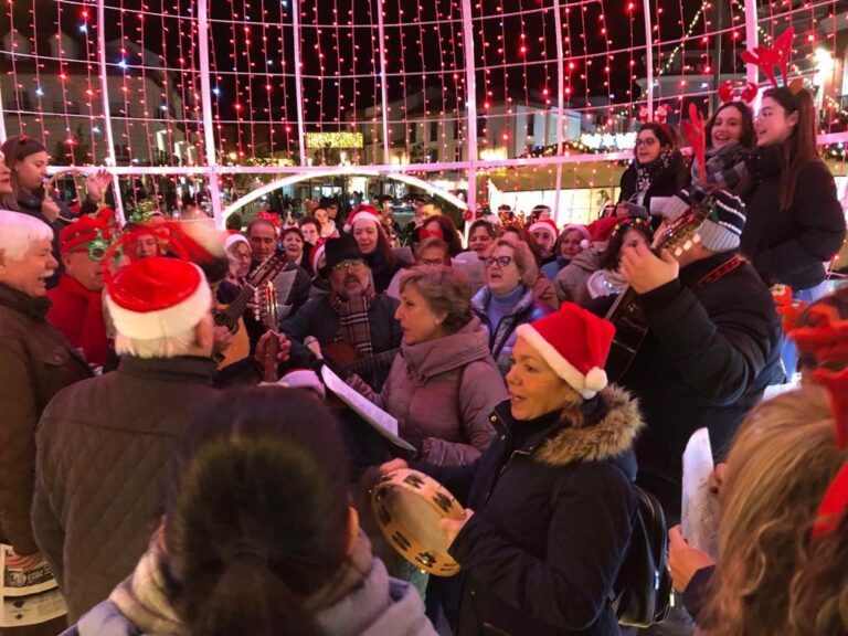 La ‘Ronda del Mantecao’ llena la zona comercial de Alcázar de San Juan de villancicos y dulces navideños