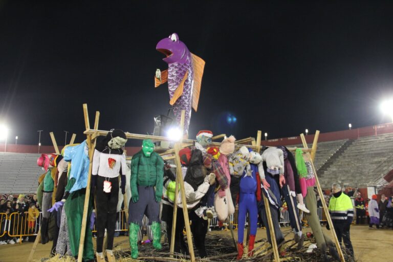 Alcázar de San Juan despide su Carnaval hasta el año que viene con el duelo, desfile y entierro de la sardina