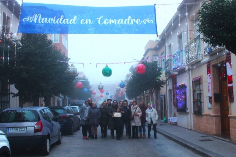 La alcaldesa entrega los premios a los ganadores del Concurso de Decoración Navideña 2023