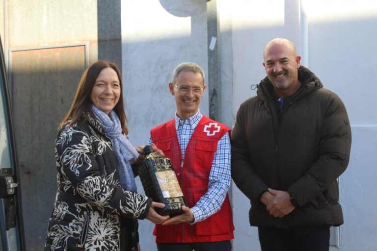 El Ayuntamiento dona 700 litros de aceite de oliva de producción propia a las residencias y bancos de alimentos de Alcázar de San Juan