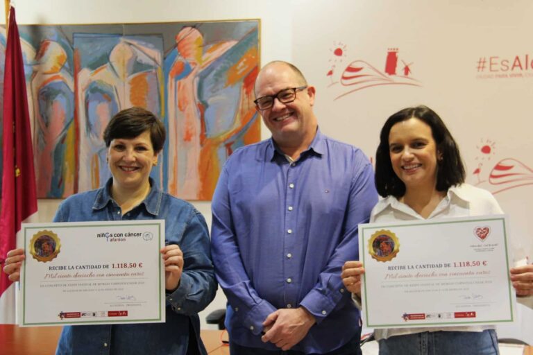 Afanion y Menudos Corazones reciben el cheque solidario del Ayuntamiento con la recaudación del Festival de Murgas