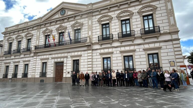 El Ayuntamiento de Alcázar de San Juan se une al minuto de silencio en honor a los guardias civiles fallecidos