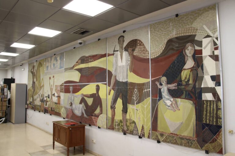 La Oficina de Correos cede al Ayuntamiento de Alcázar su característico mural de Isidro Parra