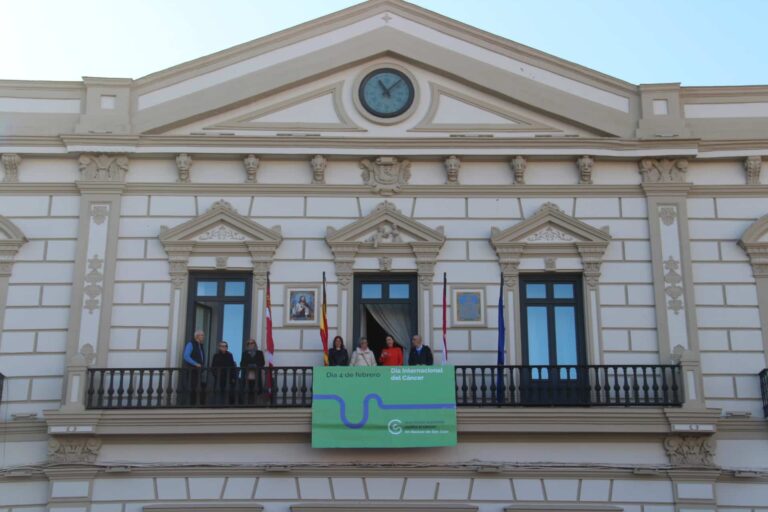 Alcázar de San Juan se une a la lucha contra el cáncer con la lectura de un manifiesto y la colocación de una pancarta