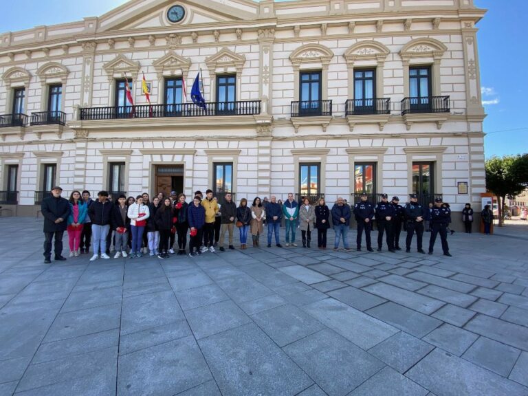El ayuntamiento condena los atentados del 11M en su veinte aniversario con un minuto de silencio en la Plaza de España