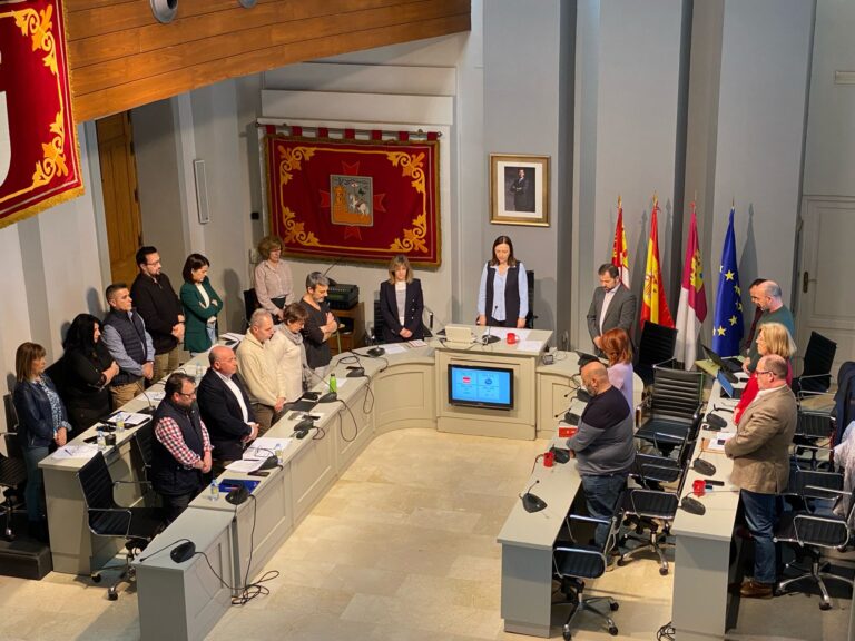 Las mociones institucionales y la despedida de la secretaria Montse Santiago protagonizan el Pleno Municipal del mes de febrero