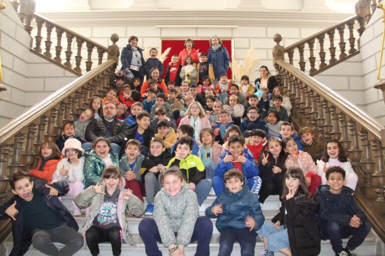 Los niños del CEIP El Santo visitan el Ayuntamiento junto con la alcaldesa