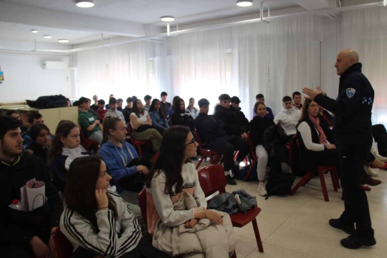 La Policía Local imparte una formación de educación vial en el IES María Zambrano