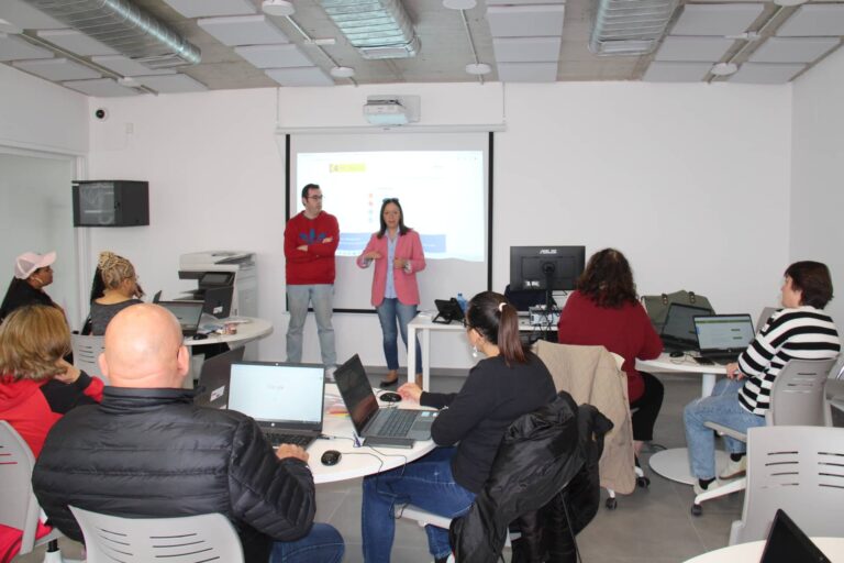La alcaldesa visita al alumnado de la IV edición del curso impartido en el Centro de Capacitación Digital