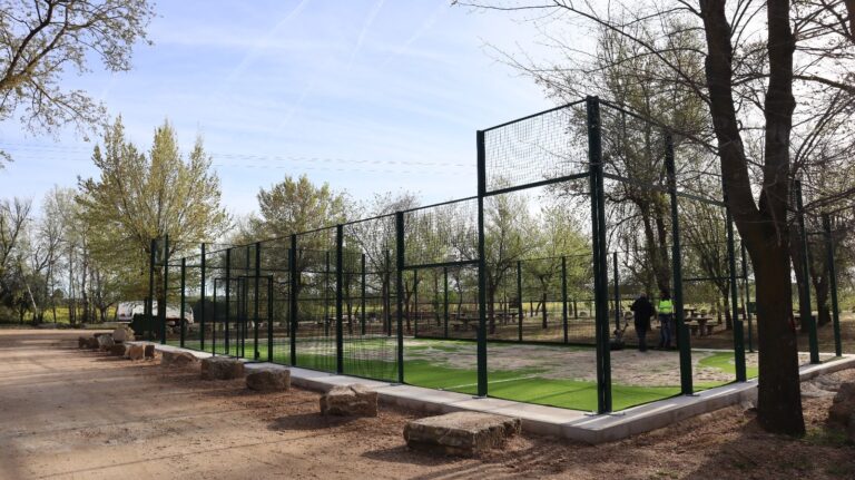Rosa Melchor visita los avances en las nuevas instalaciones deportivas en Alameda de Cervera