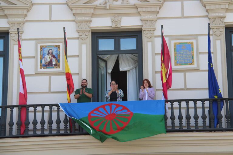El Ayuntamiento de Alcázar de San Juan viste la bandera gitana con motivo del Día Internacional del Pueblo Gitano