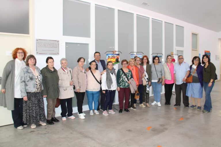 El Centro Cívico acoge la exposición “Woman-Face” organizada por La Bola de Cristal con vecinos del barrio de La Pradera