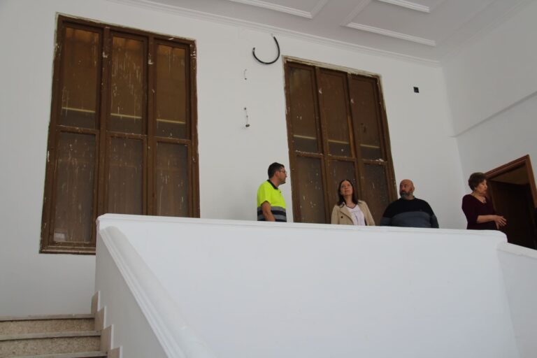Rosa Melchor visita las obras con las que se han invertido más de 140.000 euros en el Casino de Alcázar de San Juan