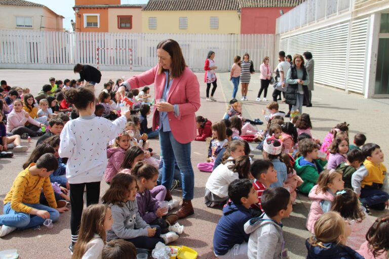 La alcaldesa se une al reparto de leche ecológica en el CEIP Jesús Ruiz como parte del proyecto de alimentación saludable de Castilla-La Mancha