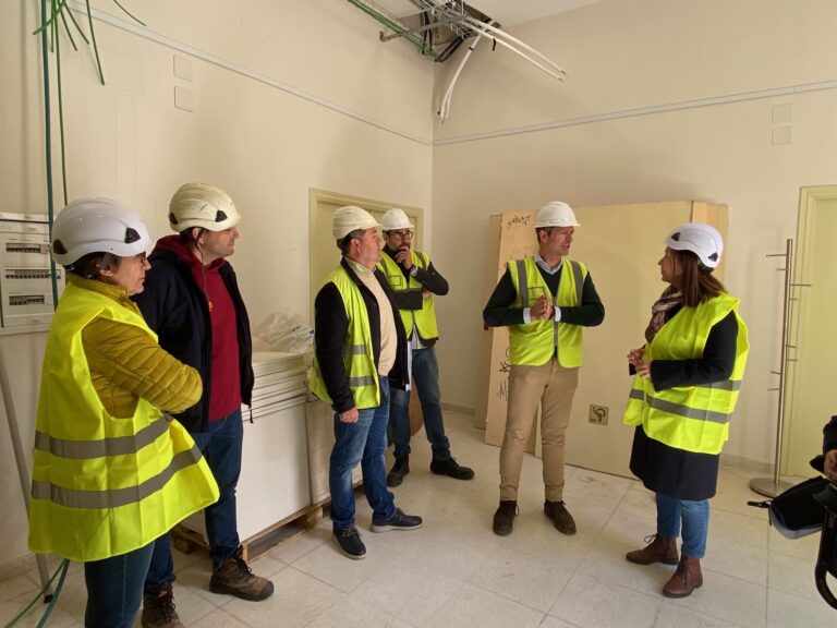 La alcaldesa visita las obras de eficiencia energética y accesibilidad que se están realizando en la Casa de la Cultura