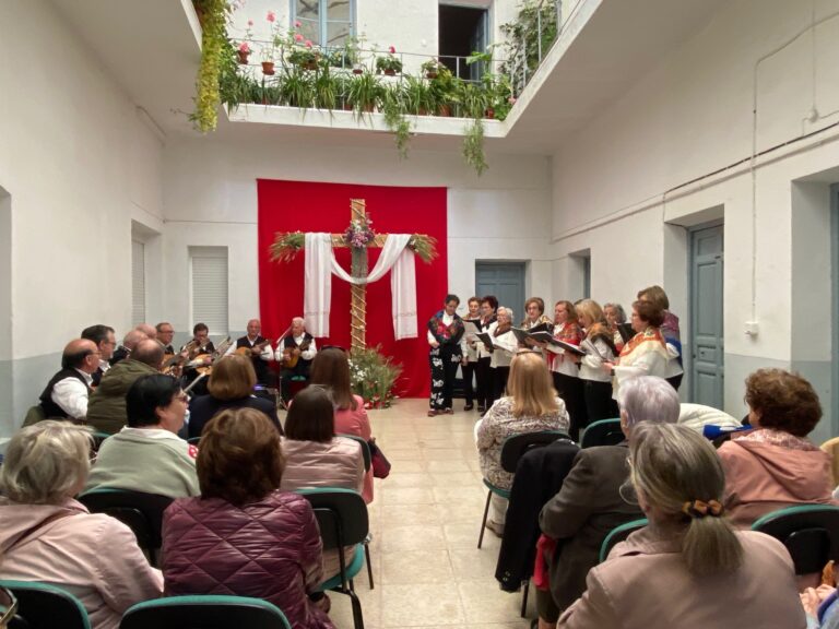 La asociación de Amas de Casa inaugura su Cruz de Mayo