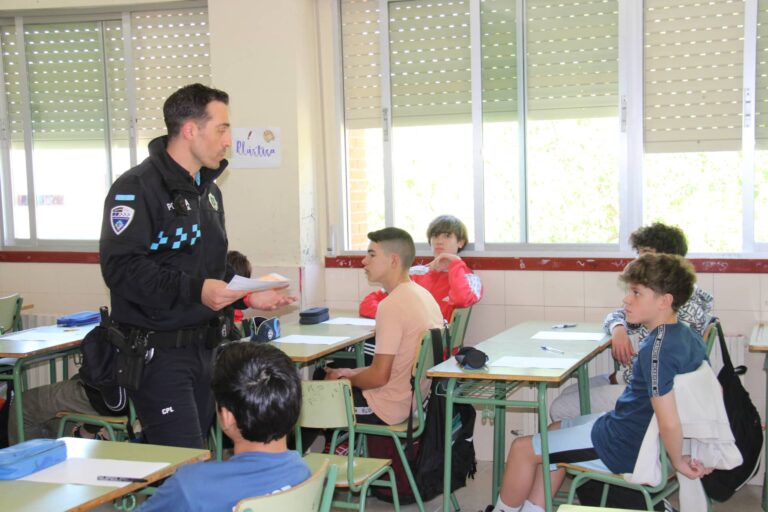 La Policía Local imparte una charla de prevención de consumo de alcohol en el IES Juan Bosco