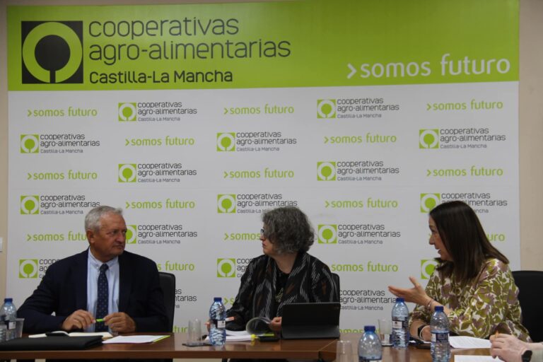 La Consejera de Desarrollo Sostenible Reafirma su Compromiso con el Sector Agroalimentario en Visita a Cooperativas en Alcázar de San Juan