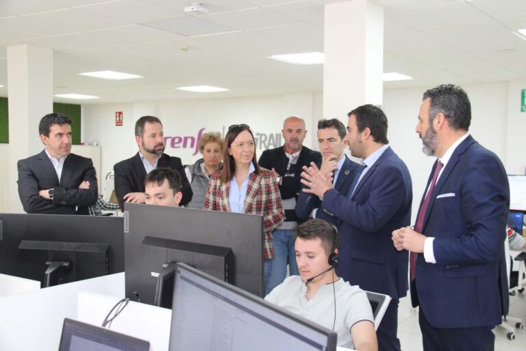 El portavoz de la Comisión de Economía del Congreso de los Diputados visita varias empresas de Alcázar en compañía de la alcaldesa