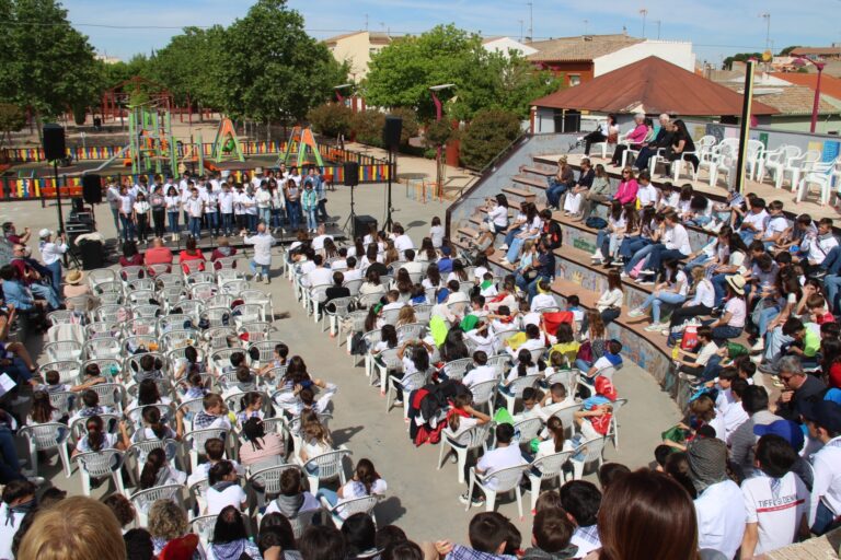 320 niños de Alcázar de San Juan celebran la tradición en el VII Encuentro Escolar de Mayos