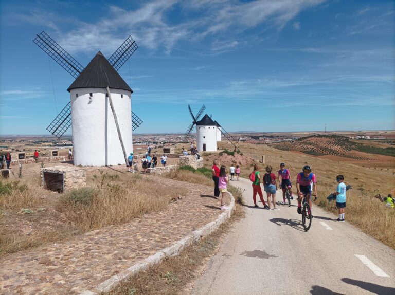 Alcázar se Viste de Fiesta: Más de 70 Ciclistas Reviven la Histórica Vuelta
