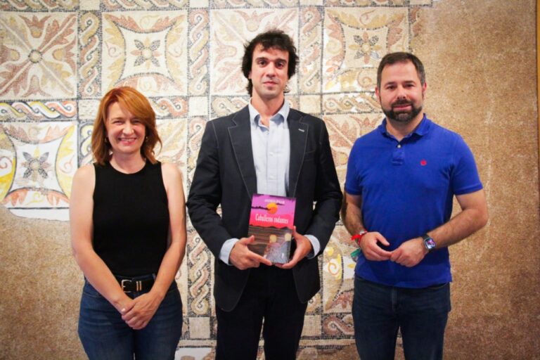 Andrés Pinar Desvela su Cuarta Obra Literaria, «Caballeros Rodantes», en el Museo Municipal de Alcázar de San Juan