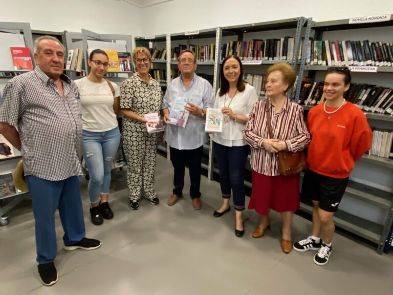 El Autor Vicente Muela Dona Ejemplares de Sus Obras a la Biblioteca Municipal en un Acto Conmemorativo