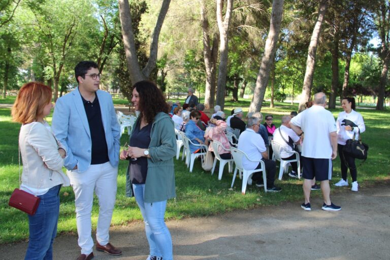El Centro de Mayores de Alcázar de San Juan Conmemora el Fin de Curso con Vibrantes Actividades en el Parque Alces