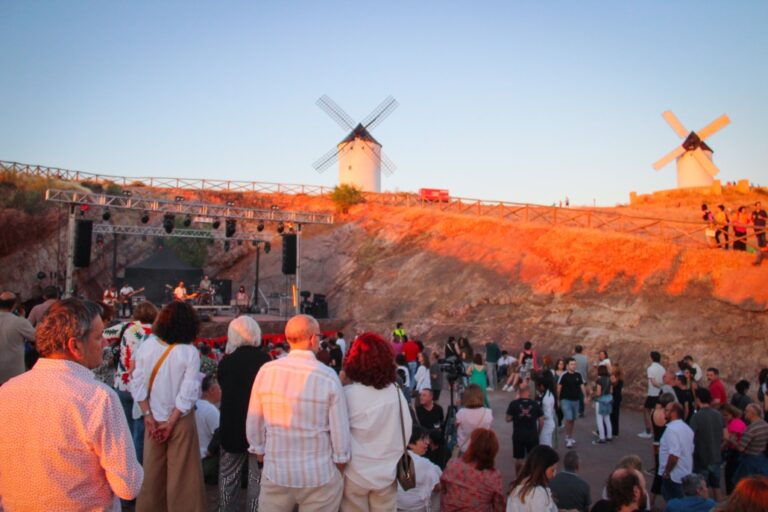Ensoñaciones Neofolk: El Cerro de los Molinos de Viento de Alcázar Vibra con la Música de los Solsticios de Verano