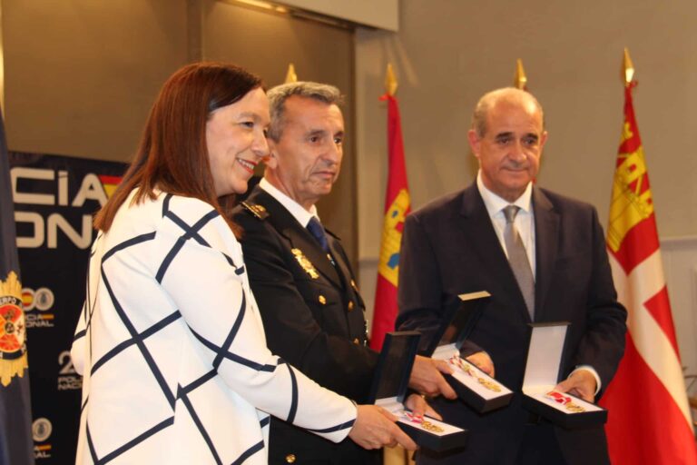 La Alcaldesa Condecora a la Policía Nacional de Alcázar de San Juan con la Prestigiosa Medalla de Oro de la Ciudad