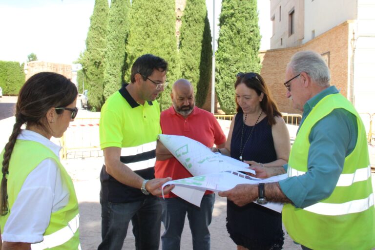 La Alcaldesa Rosa Melchor Inspecciona el Progreso en las Obras de Remodelación de la Plaza de Santa María