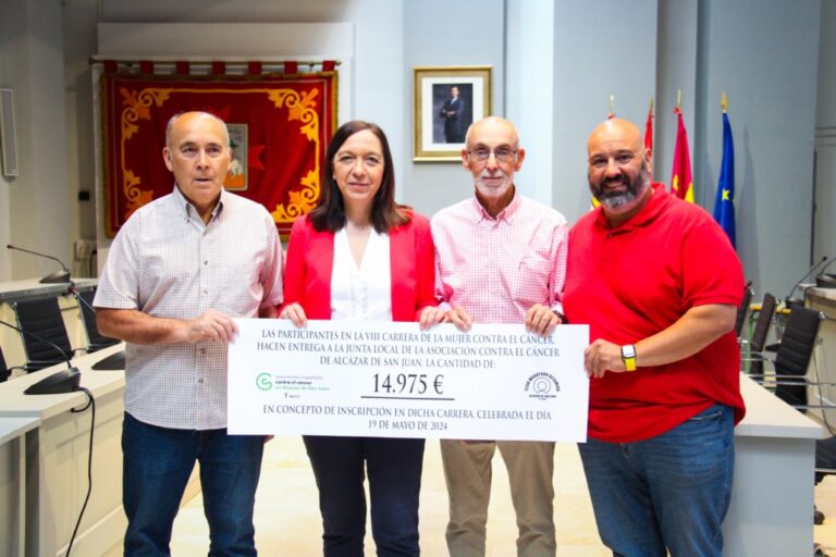 La Alcaldesa de Alcázar de San Juan Dona a la AECC los 15.000 Euros Recaudados en la VIII Carrera de la Mujer