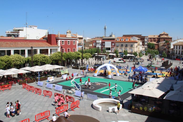 La Plaza de España de Alcázar se convierte en epicentro del baloncesto escolar con el cierre del exitoso proyecto ‘Quijo 3×3’