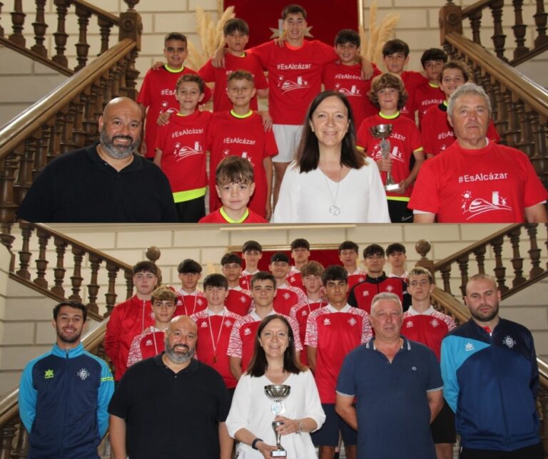 Rosa Melchor Honra a los Equipos de la Escuela de Fútbol y Las Trinitarias por sus Destacados Logros en la Temporada