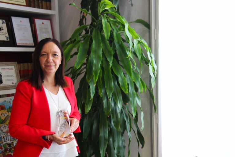 Rosa Melchor recibe distinción de UNEF por su destacada contribución en el avance de la energía solar