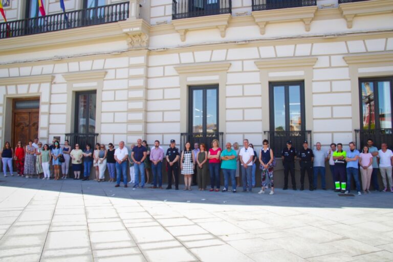 Alcázar de San Juan se une en un conmovedor minuto de silencio contra la violencia de género tras un fin de semana trágico