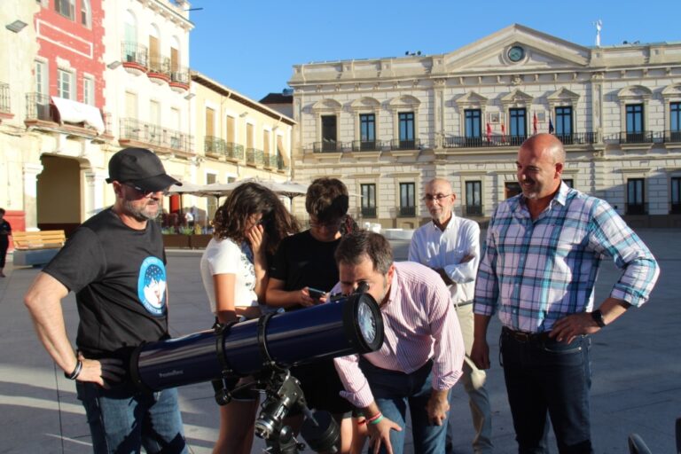 La AECC Promueve la Prevención del Cáncer de Piel con una Campaña en la Plaza de España