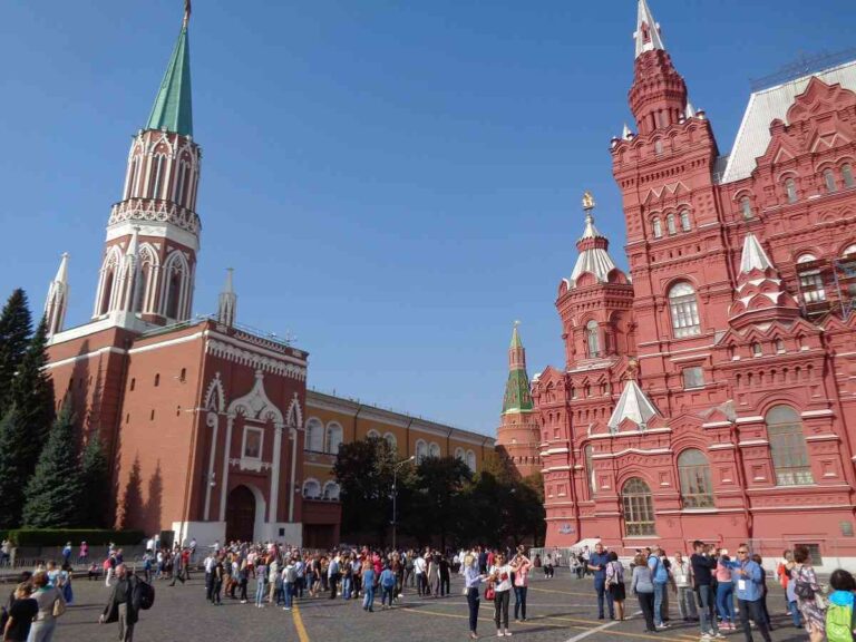 Moscú muestra su orgullo desde arriba hasta abajo